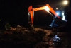 BPBD Bersama Tim Gabungan Gotong Royong Evakuasi Material Longsor