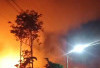 Api Membesar di Pinggir Jalan
