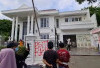 Polisi Tangkap Belasan Tersangka Penjarahan Rumah Uya Kuya