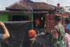 Api Nyaris Ludeskan Rumah Warga, Damkarmat Sigap Lakukan Pemadaman