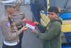Sambut Kemerdekaan, Satlantas OKU Selatan Bagikan Bendera Merah Putih