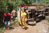 Jalan Rusak Parah Sebabkan Truk Truguling 