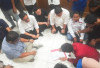 Aksi Damai Cipayung OKU Raya Digelar dengan Duduk Lesehan Bareng Legislator