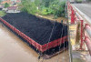 Tongkang Batu Bara Hantam Fender Jembatan Sungai Lilin