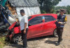 Truk Angkut Kentang Hantam Brio di Jalinsum