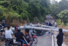 Dua Tiang Listrik Roboh di Pantai Pelangi Danau Ranau, Arus Lalu Lintas Sempat Lumpuh