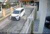 Pengendara Calya Putih Terekam CCTV Lalu Kabur