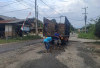 Rawan Kecelakaan dan Tak Kunjung Diperbaiki, Warga Timbun Jalan dengan Batu