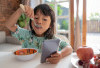 5 Bahaya Anak Makan Sambil Main Gadget bagi Kesehatan
