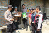 Kapolsek Muaradua Bagikan Puluhan Paket Sembako untuk Warga Kurang Mampu